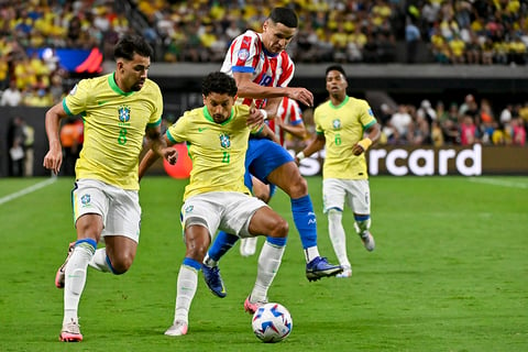 Marquinhos and Alex Arce battle for the ball